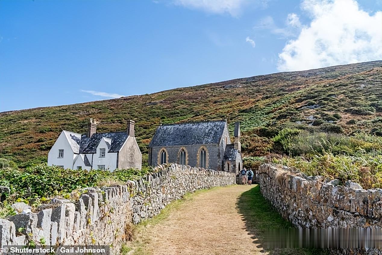 英无人岛年薪24万招管理员！包吃住有网还不忙，网友挤爆报名网站