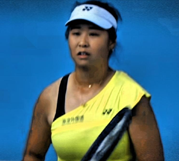 WTA250广州站赛场传来好消息：
中国小花施晗持外卡参赛，刚刚结束首轮比赛，以