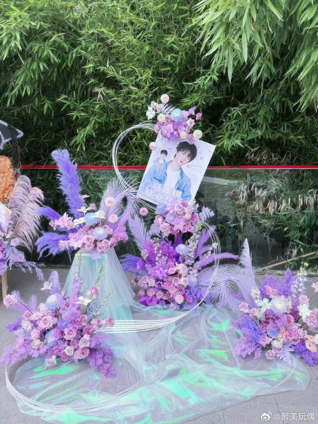 马嘉祺毕业典礼花篮应援 毕业典礼现场的花海布景细节满满，大面积紫色花墙大气耐看，