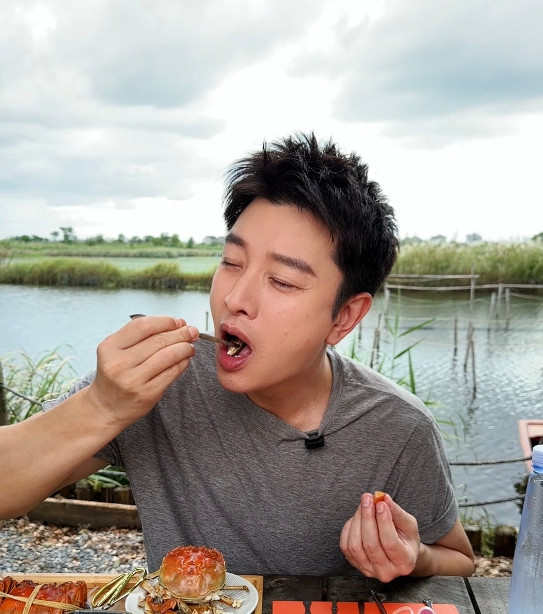 贾乃亮沉浸式吃大闸蟹 谁懂啊！看贾乃亮大口嗦蟹黄也太治愈了，没有偶像包袱，大口干