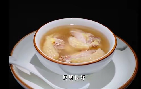莫氏鸡煲首轮遭淘汰 莫氏鸡煲遭淘汰，专家给的理由是，技术含量不高。然后又说了一句