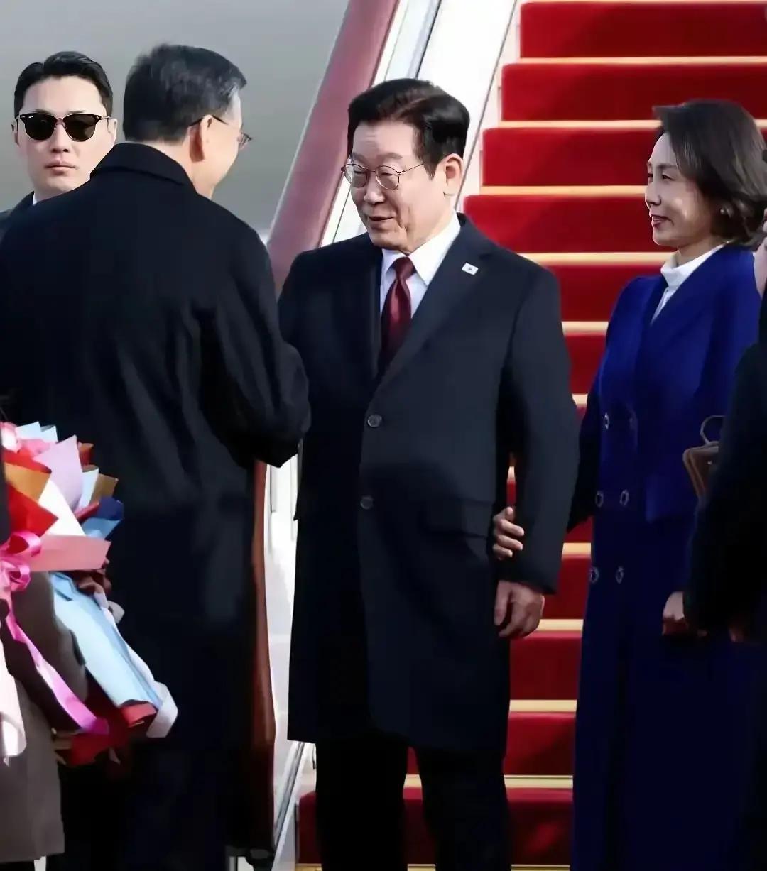 零下7℃光腿出访，59岁韩国夫人图啥
 
镜头扫过去，宝蓝大衣裹得严实，肉色丝袜