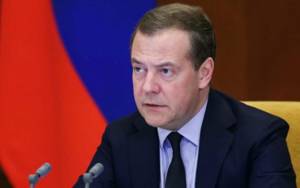 梅德韦杰夫太可怕了，他帮特朗普出了个“损招”，把欧洲吓得够呛。据RT的报道，梅德