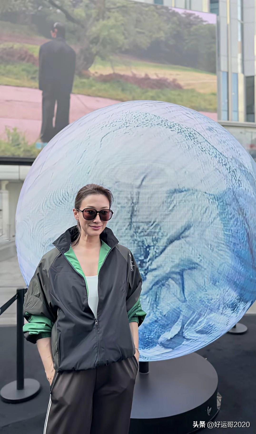 都说女儿一般都长得像父亲，说得还真没错，看谢婷婷这相貌和谢贤长得太像了尤其戴一副