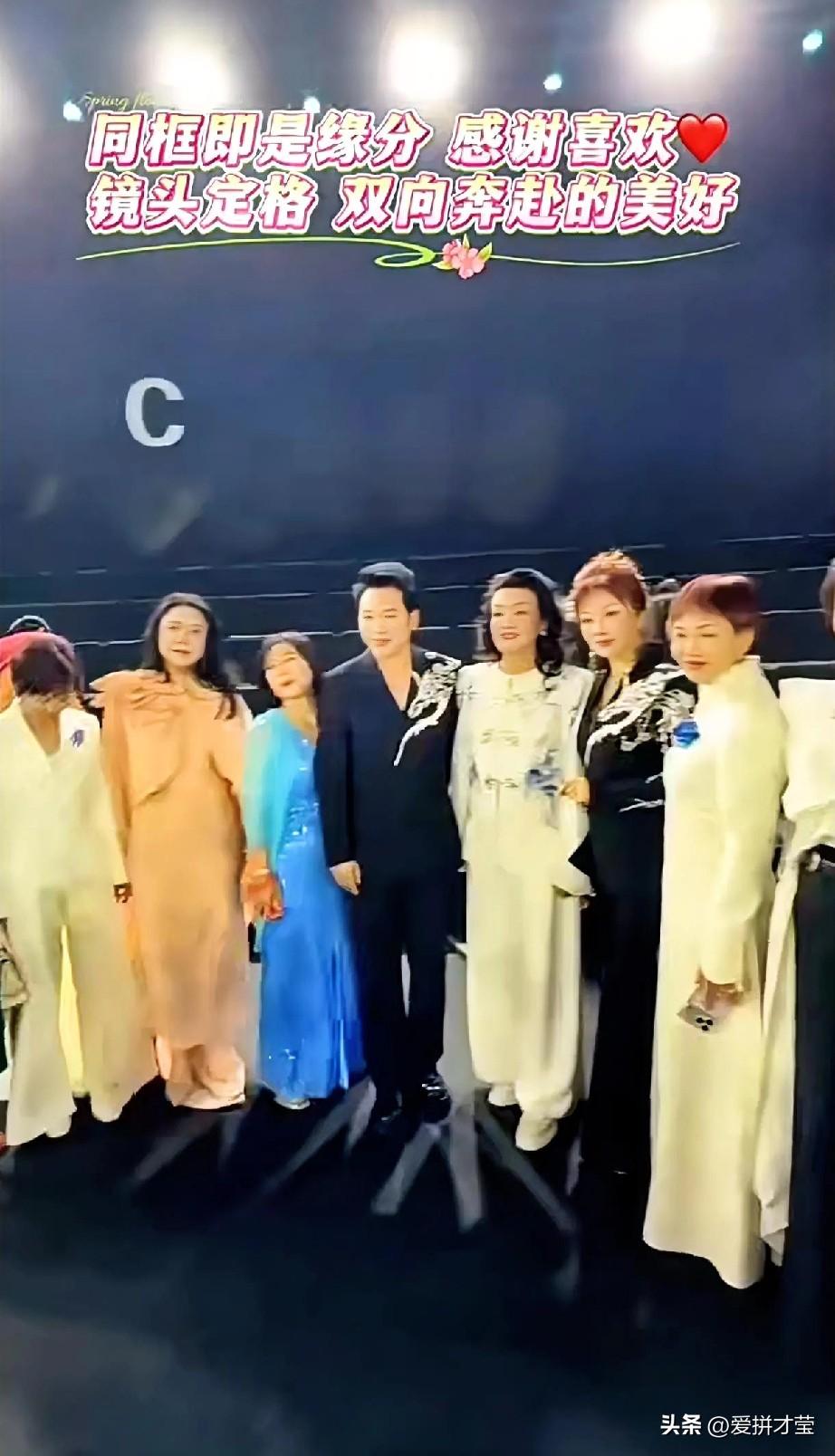 张兰亮相国际时装周，好多人抢着合影呢，战兰又一次封神！她应该被好好的爱和尊重！