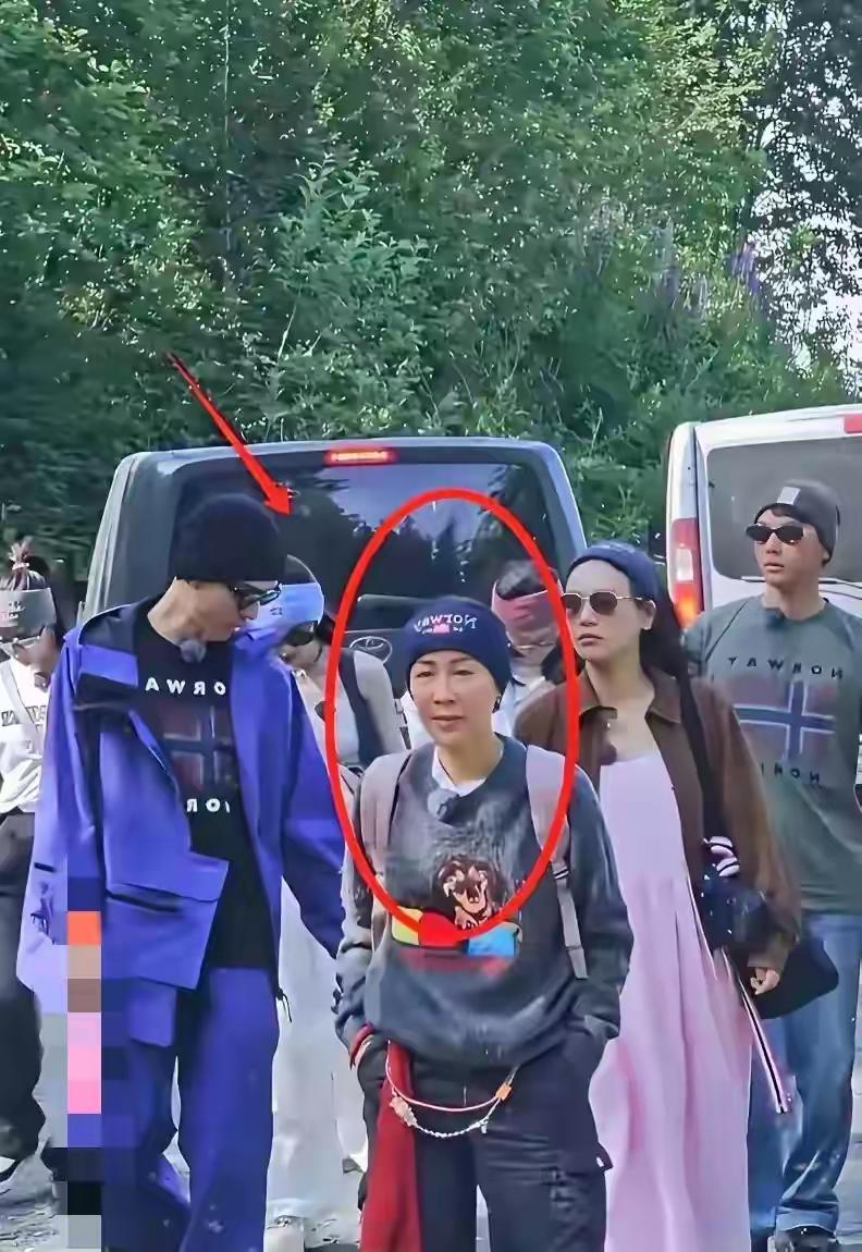终于知道为什么那英能和王菲相约九八了，因为两人出场的气质如出一辙。穿得都比较另类