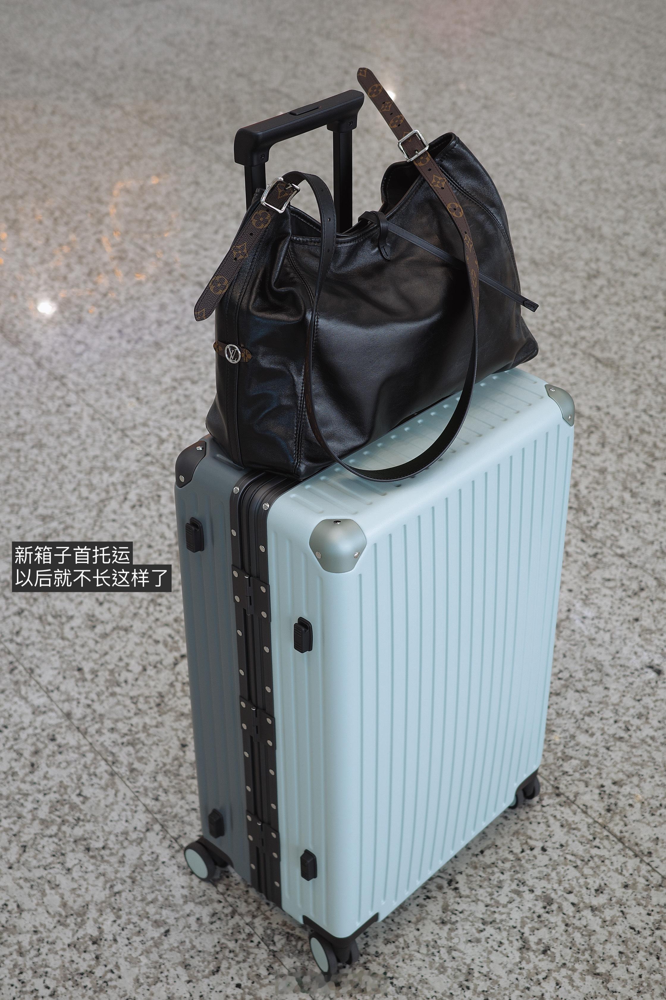 和妈妈出门就是，距离起飞还有两个小时我们已经过了安检。我自己出门的话，提前两个小