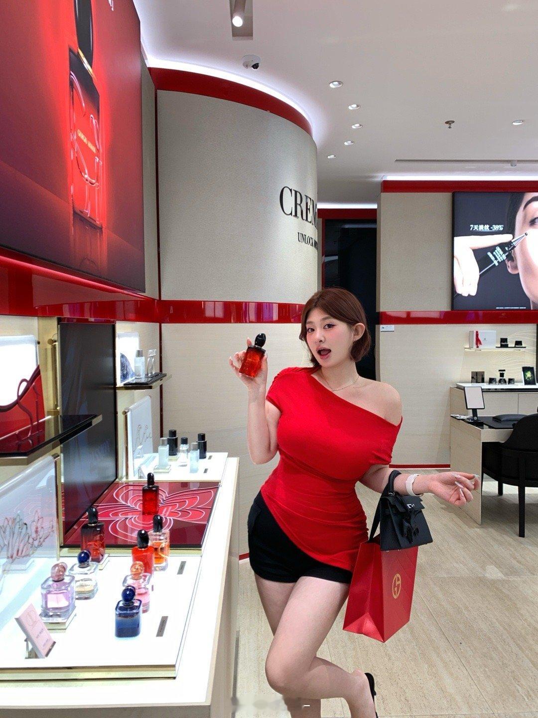 47%天丝莫代尔“权利Tee”一眼就会被ARMANI红所惊艳到‼️这个颜色上身显