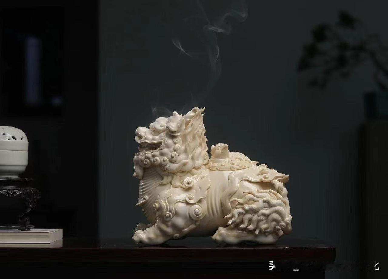 猛犸｜麒麟香炉

麒麟伏踞，鬃毛翻卷如云，鳞甲层层起伏，整器气势沉稳，却不显张扬