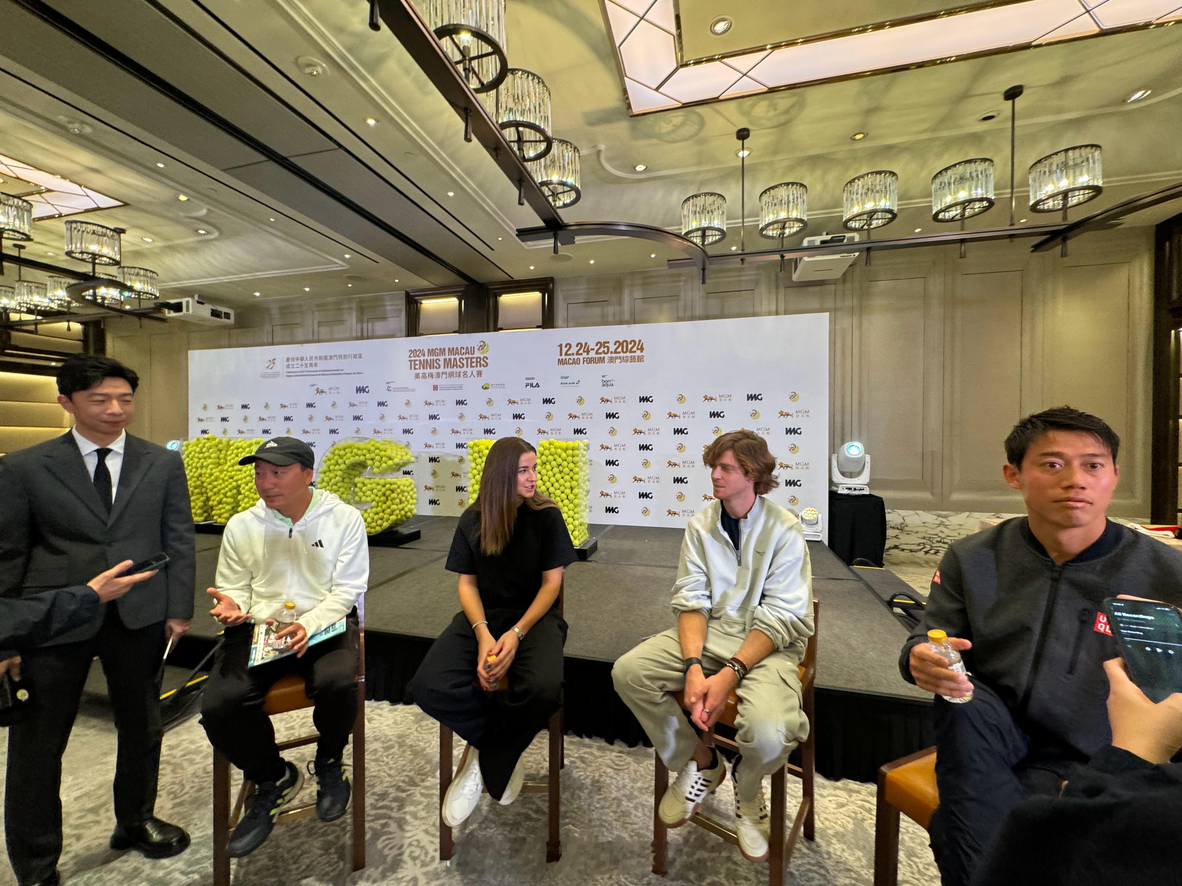 澳门网球名人表演赛这边张德培队也在接受采访。  