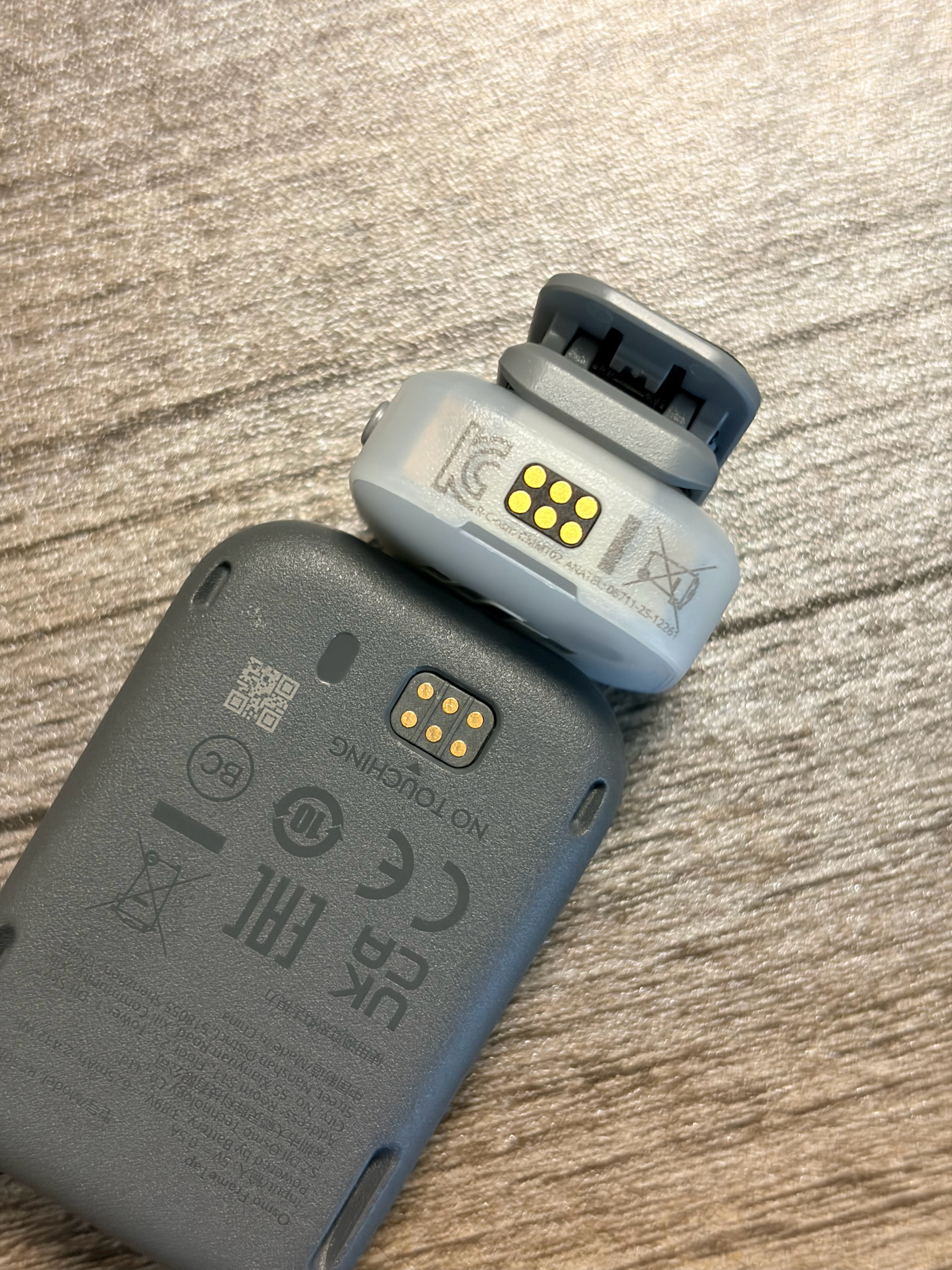 你说大疆 Pocket4P 套装里面三个设备三根线就算了，特么这遥控屏和 mic