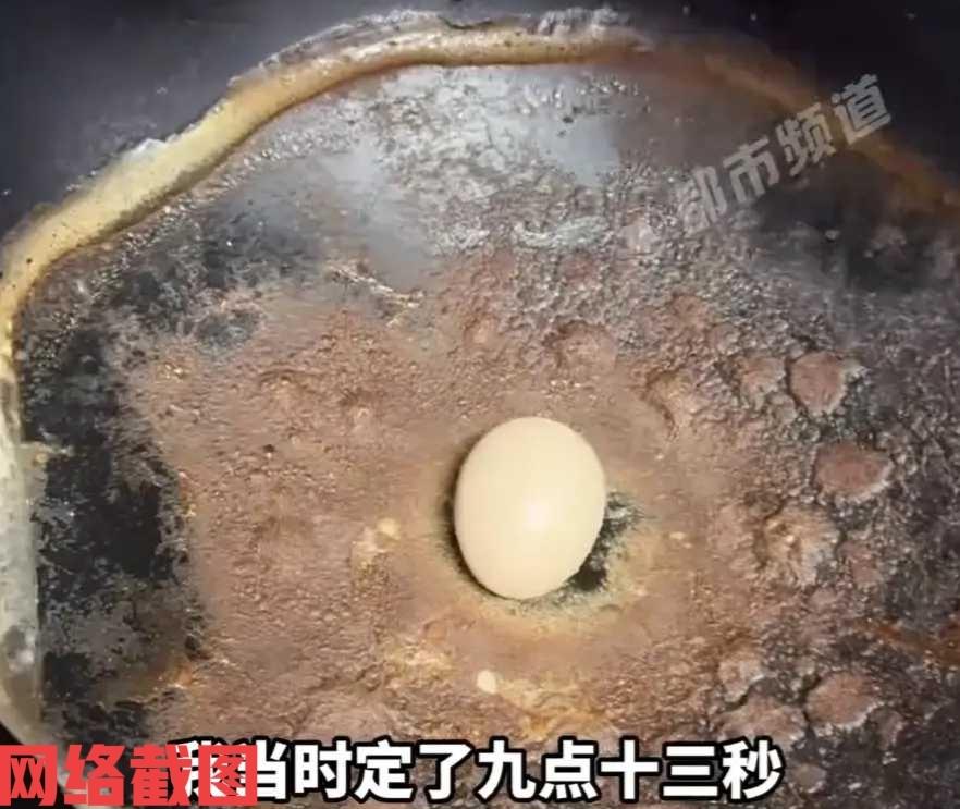 四川有女子网上学博主煮完美鸡蛋。

可是女子没有学到精髓，以为照做就行可有些细节