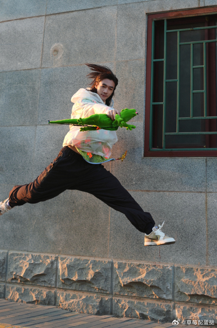 此沙体力 看此沙运动状态真的惊到，体力好到离谱，户外感超强！阳光、山野、奔跑都和