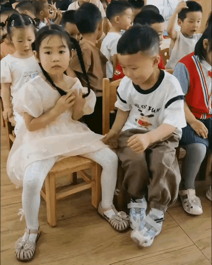幼儿园萌娃们坐在一起，可爱又乖巧！👶👧👦