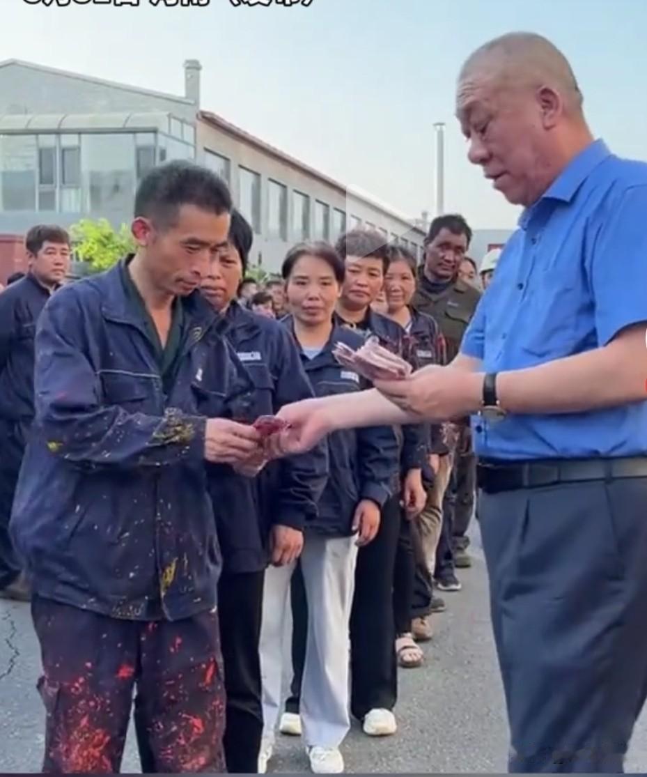 家里有麦子的也不用愁踏踏实实回家收，有老板托底怕啥！据说这是连续20多年收麦发钱
