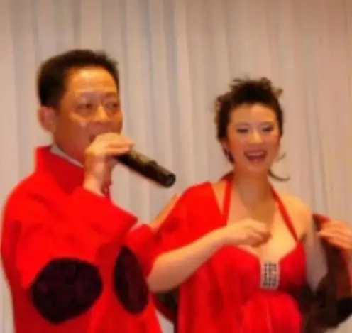 2008年，女富婆陈坚红迷上了王志文，她抛出一个无法拒绝的条件，“我五亿身家，年