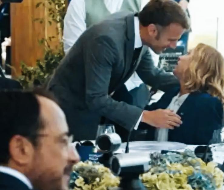 如果让高市早苗、马克龙、梅洛尼、特朗普四个人坐一起，会是什么样子呢？
他们四个会