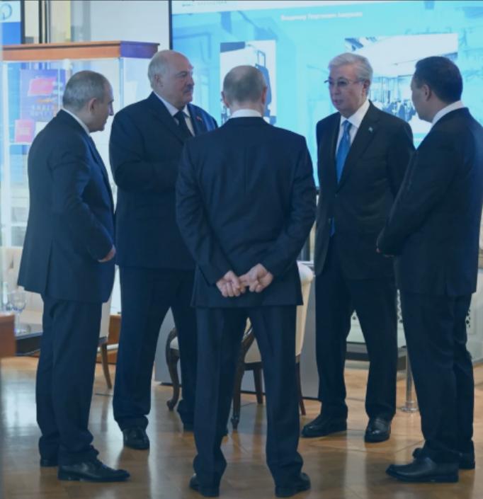 12月22日，普京背手而立，与刚从日本赶来的哈萨克斯坦总统、吉尔吉斯斯坦总统聊得