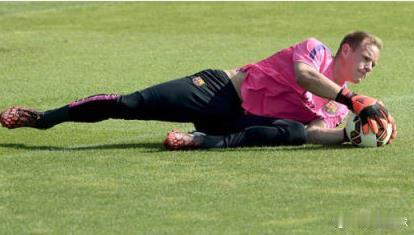 【巴萨官方宣布1200万新援受伤】8月16日，巴萨官方宣布今夏刚刚加盟的德国门将