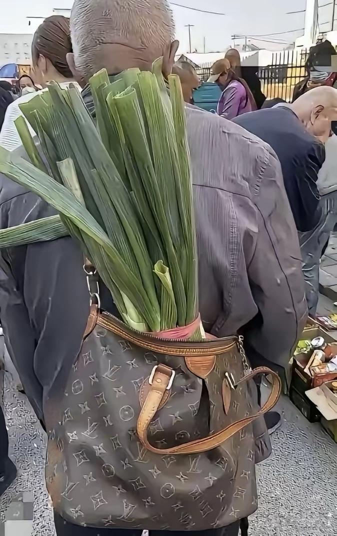 实事求是地讲，国内这些年假货非常多，LV品牌被大量仿造也是事实，去个菜市场，很容