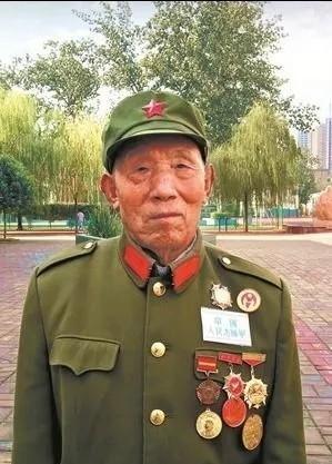 1953年的一天，一辆军部汽车停在了河南一家宾馆的门口，“带走”了一位清洁工。宾