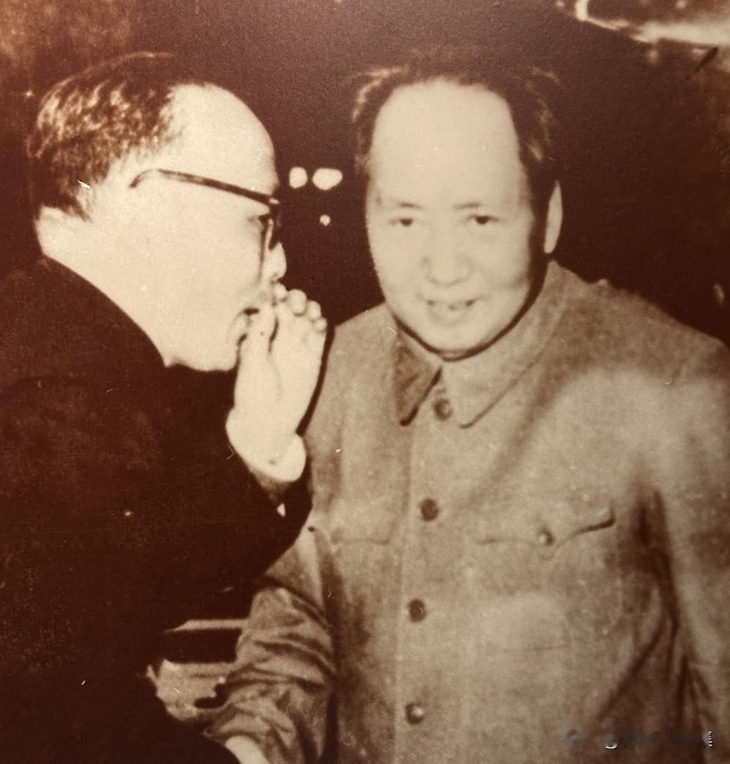 1958年4月6日，毛泽东在武汉体育馆接见武汉科技界代表时，与武汉测绘学院院长夏