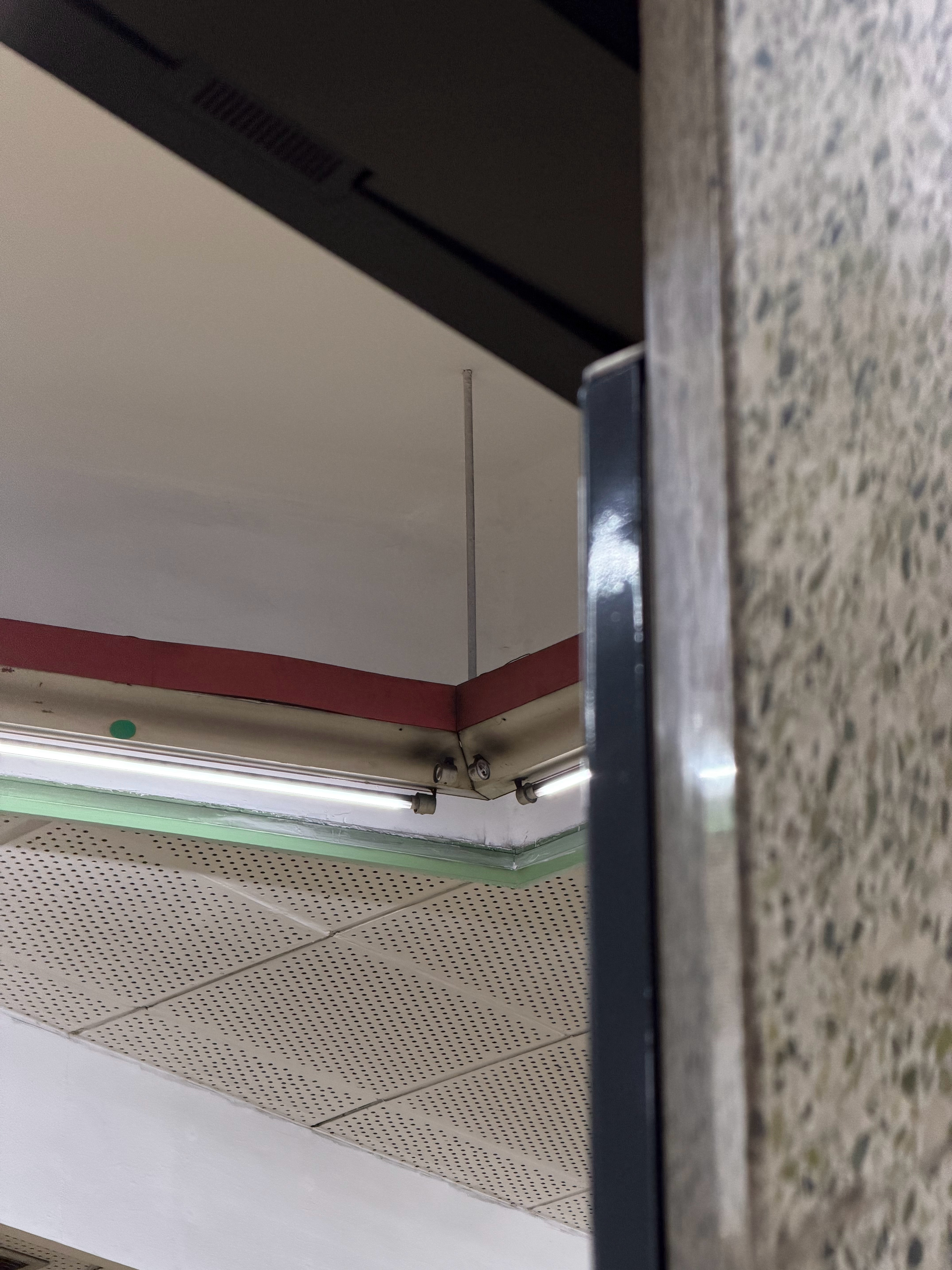 在北京的地铁2号线行走，这种现代复古的瓷砖和墙壁总会让我恍惚，会不会遇到楚子航和