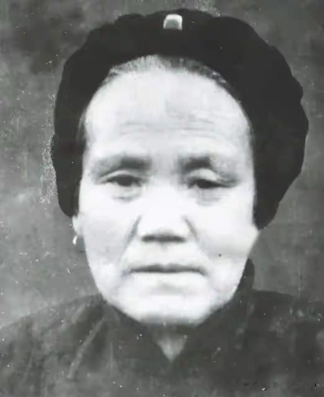 1949年秋，58岁的邓玉芬坐在猪头岭的窝棚前，眼睛早已哭瞎了。丈夫和六个儿子接