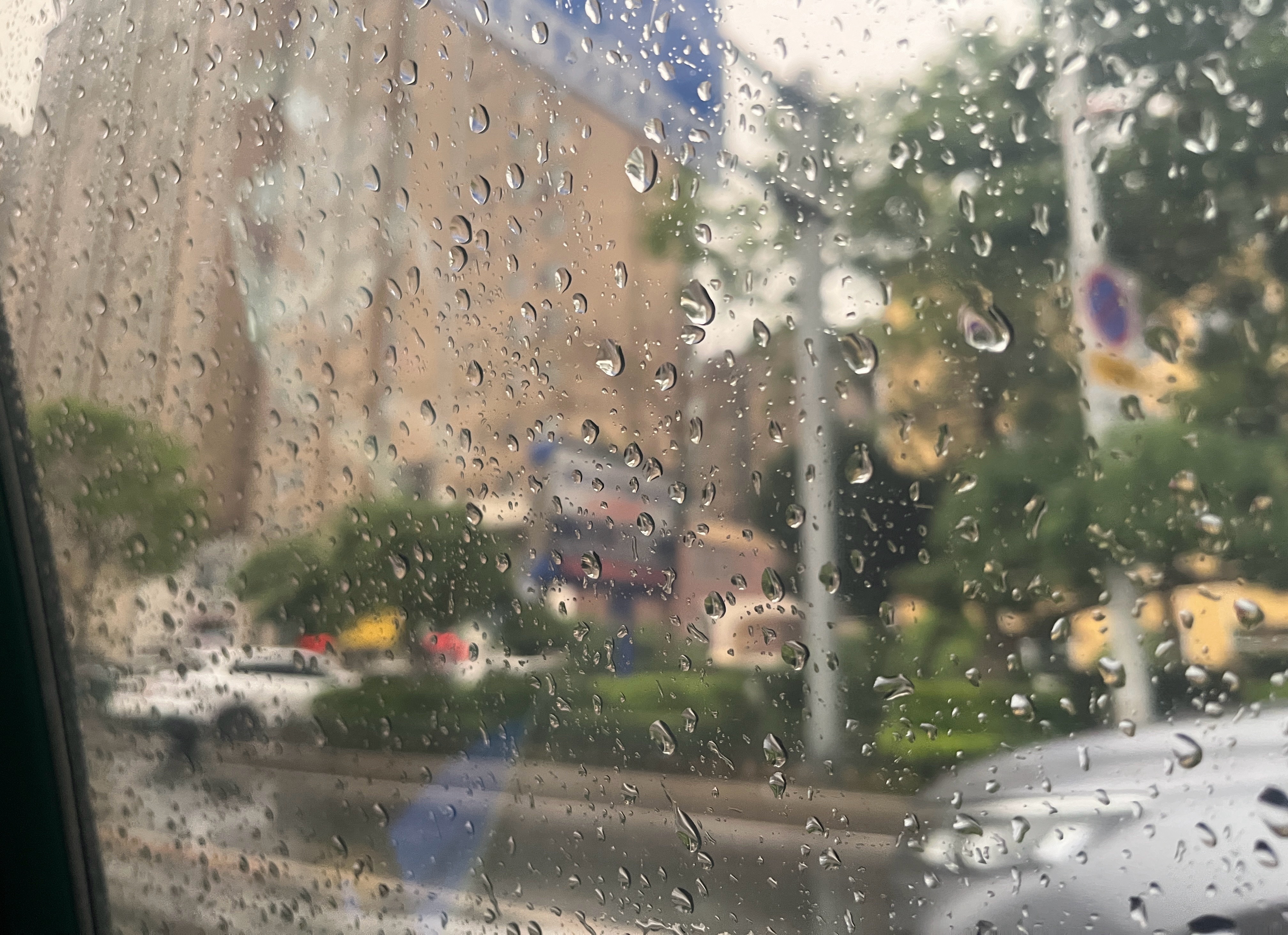 窗外的天气～就像是 你多变的表情～下雨了 雨陪我哭泣～看不清 我也不想看清～