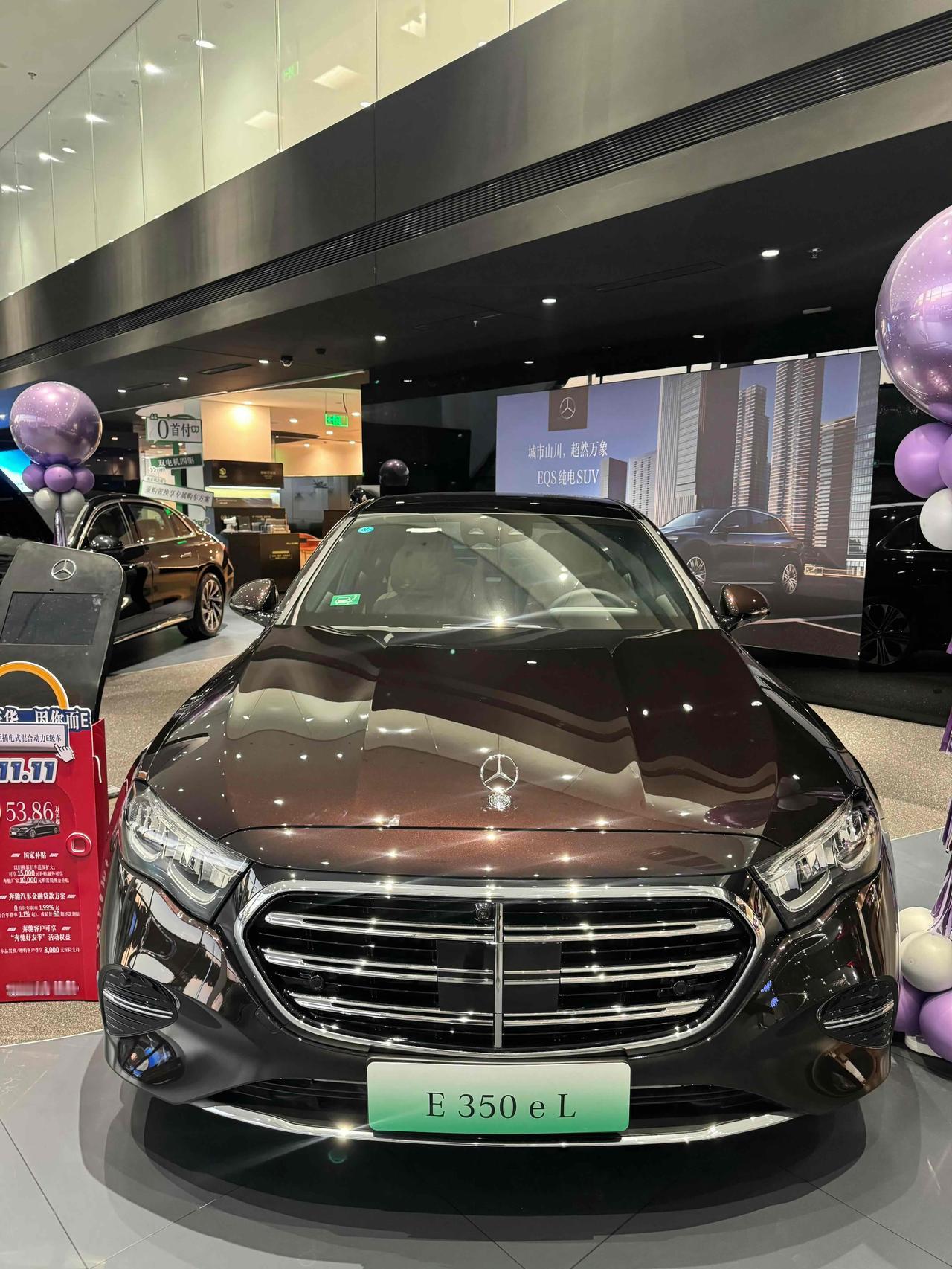 奔驰E350eL的红宝石黑外观搭配棕色内饰，豪华感直接拉满。2023年3月有人花