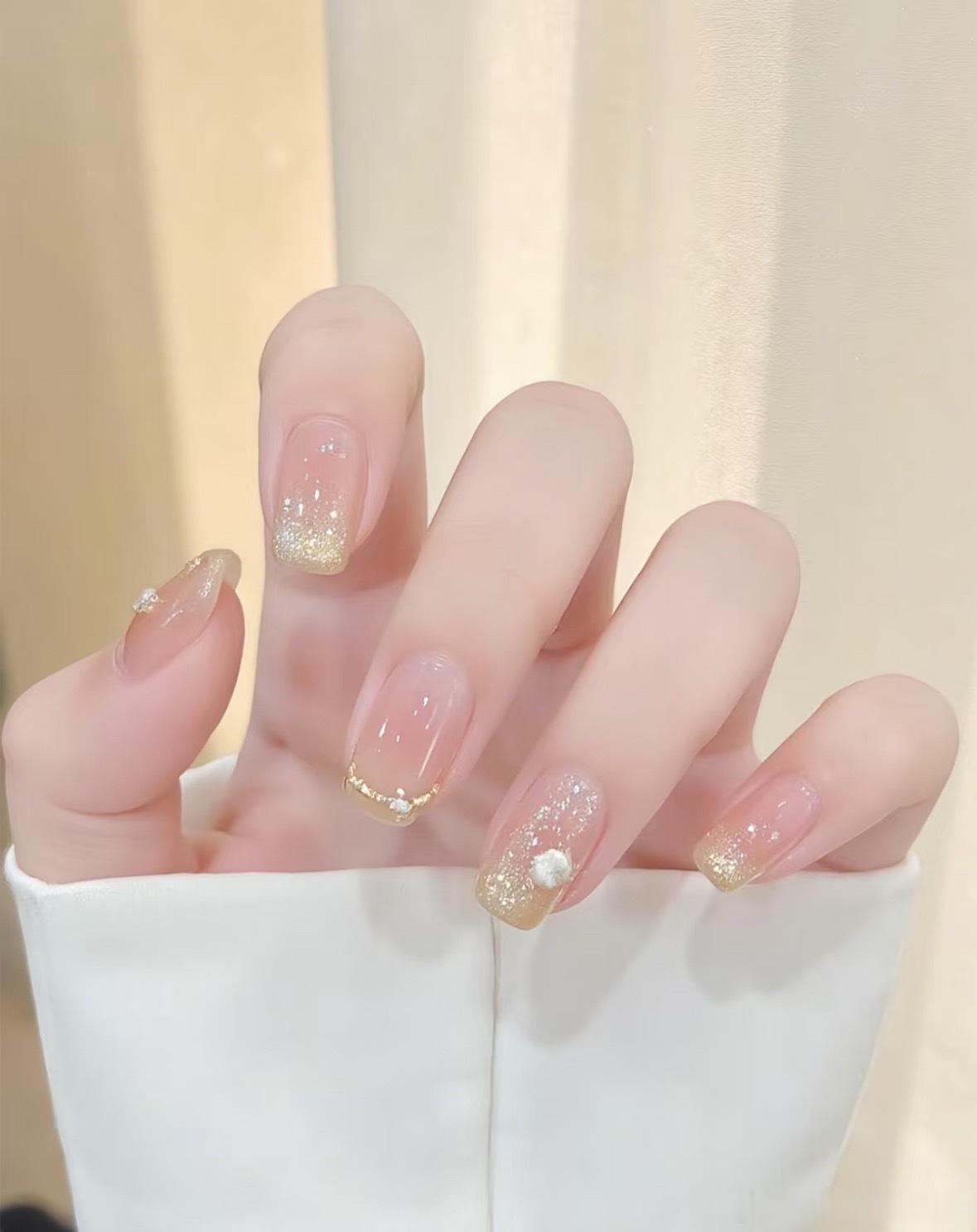 纠结星人做美甲实录 存了几种美甲款式，我永远喜欢这种粉粉的，带点闪的款式