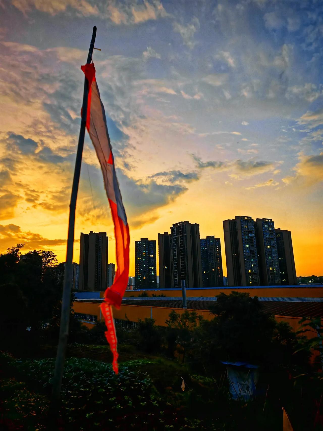 拍了一堆晚霞，归结起来就是：燃嘛，染嘛，冉嘛…#拍一张秋日景色# #今日风景随手