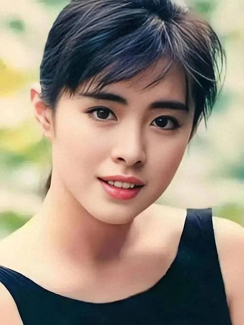 王祖贤坦言只一段恋情，她说缘分是债，还清就放下了
 
采访里李诞小心问王祖贤，上