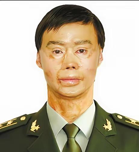 1995年，一名解放军战士在乘车回部队的途中，劝司机不要停下加油，但司机执意停下