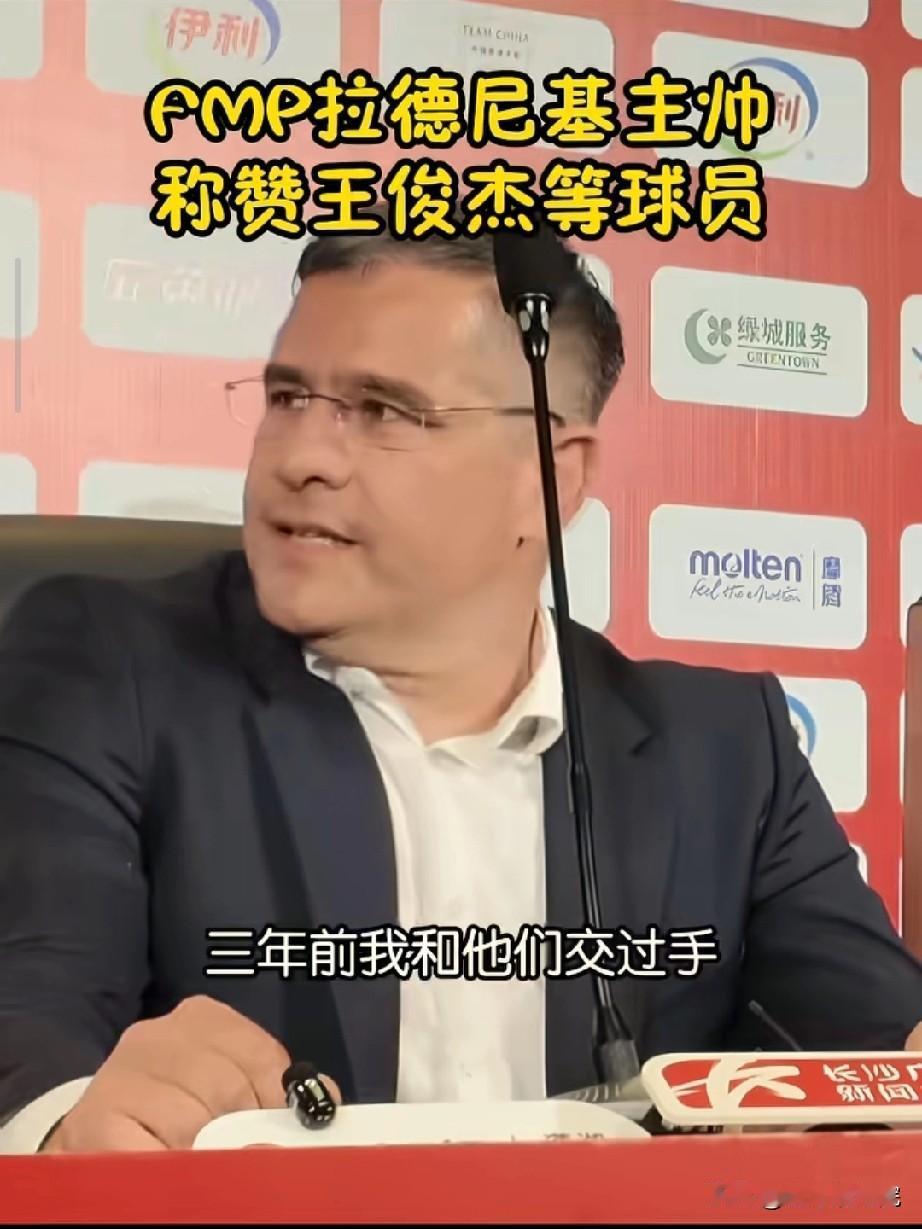 塞维尔亚FMP主教练情商很高，盛赞王俊杰，而且给中国男篮这帮年轻球员足够肯定！
