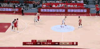 中国男篮球星廖三宁真是球队的大腿！在今天中国男篮主场迎战荷兰男篮的友谊赛中，当时