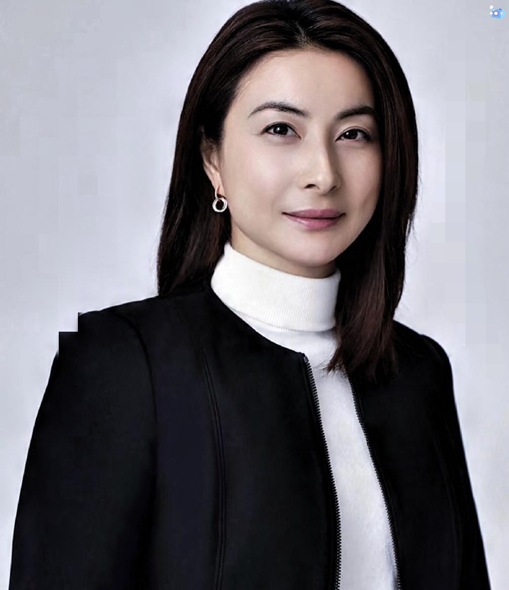 郭晶晶一句“他的卡随便我刷”直接把“豪门媳妇受气包”的剧本撕了。

采访里她笑着