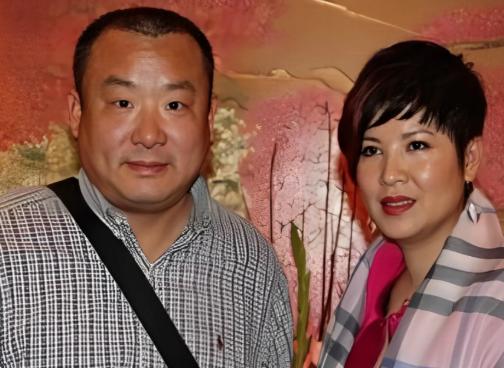 1994年，刚上大三的杭天琪不顾父母的反对，嫁给了大自己十几岁的张泽民，结果不到