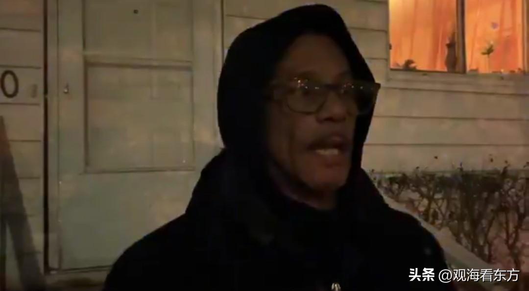 美国俄亥俄州克利夫兰市一名男子描述了他在遛狗时发现一个装有人类遗骸的行李箱。
