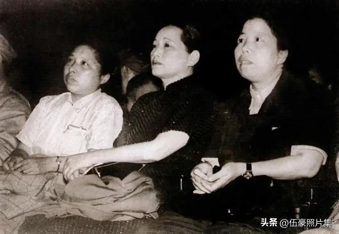 1949年6月30日，宋庆龄（中）由邓颖超（右一），廖梦醒（左）等陪同出席上海庆