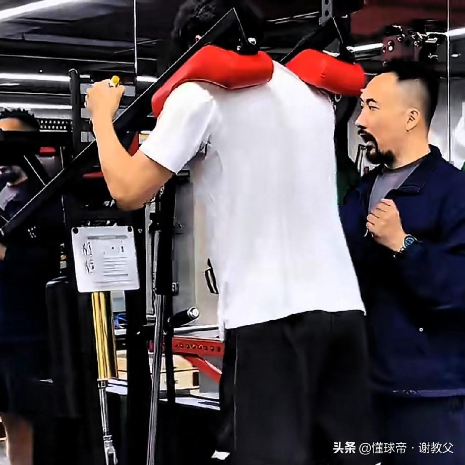 辽宁队提前出局，小将李虎翼自费找了付豪的私人训练师。
别人还在消化失利的那个晚上