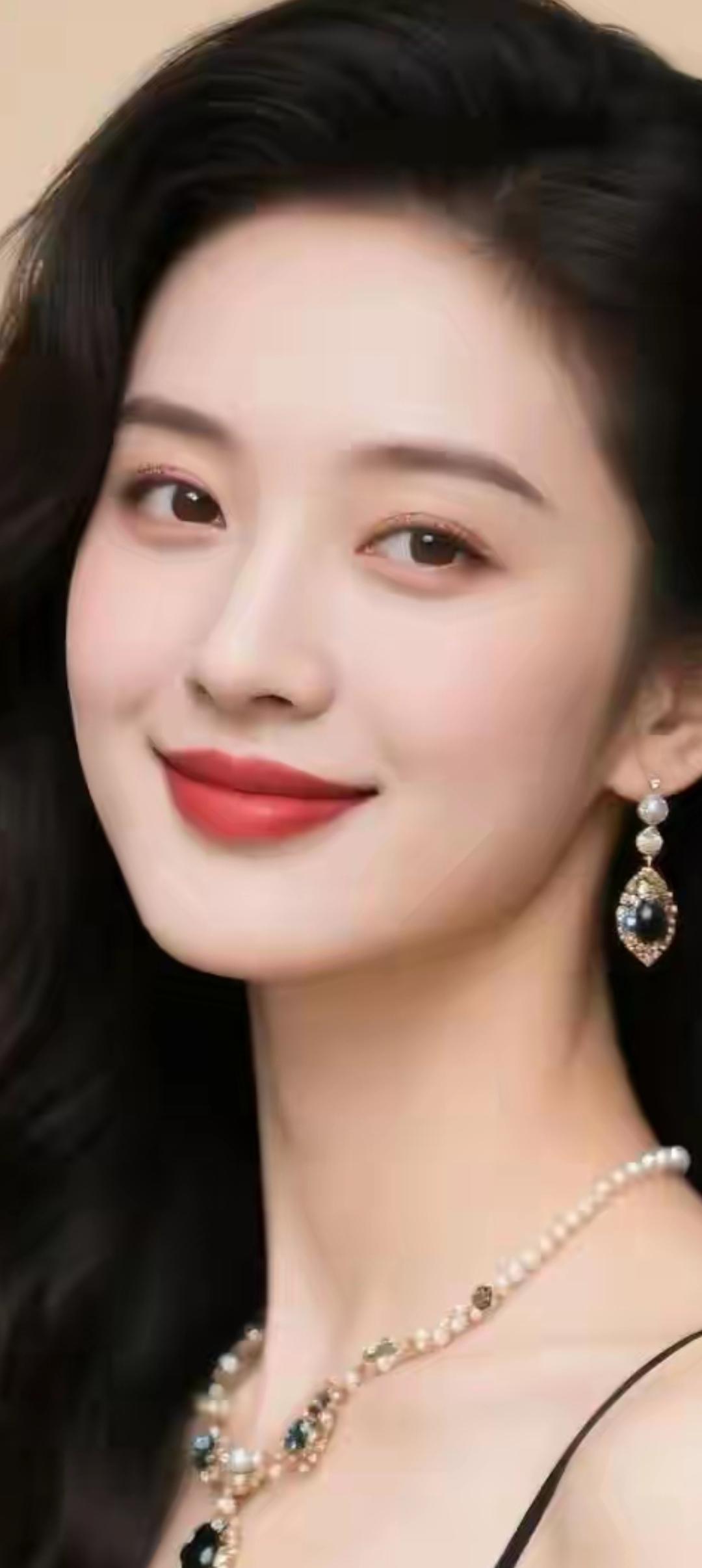 优雅红唇，珍珠项链，散发迷人魅力！💄✨💎