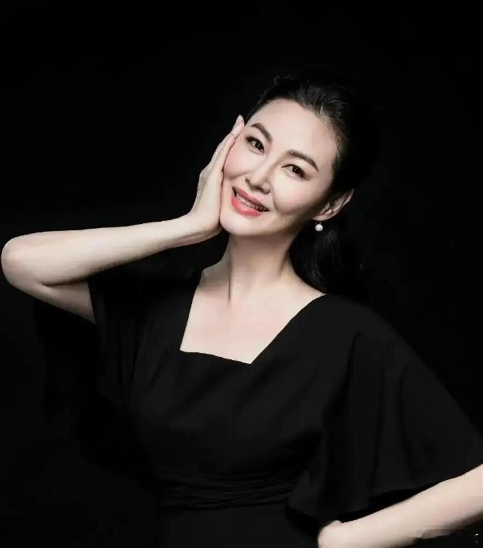 1992年，她参演了《刘伯温传奇》，饰演梅影一角。这是她正式意义上的第一部电视剧