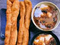 在快节奏的现代生活中，许多人习惯了早起赶时间，匆匆忙忙地出门，早餐成了可以省略的