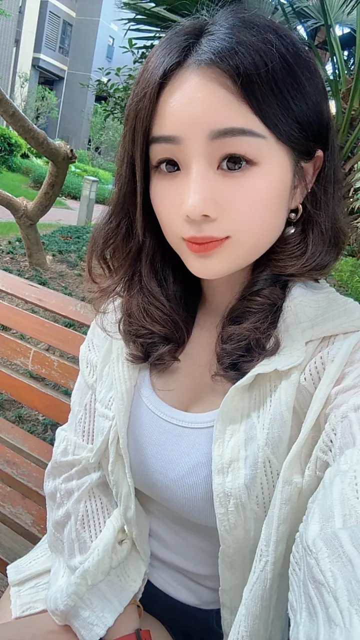 人家忙着与新欢示爱，你凌晨两三点还在翻着人家的动态，回忆你俩的过去，还...