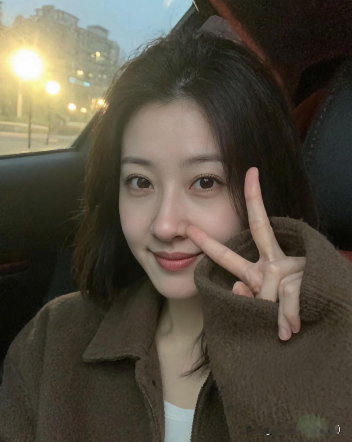 暧昧的感觉，
像一杯加了冰的甜饮，
初尝时滋味诱人，
却容易让人迷失。
但请记住