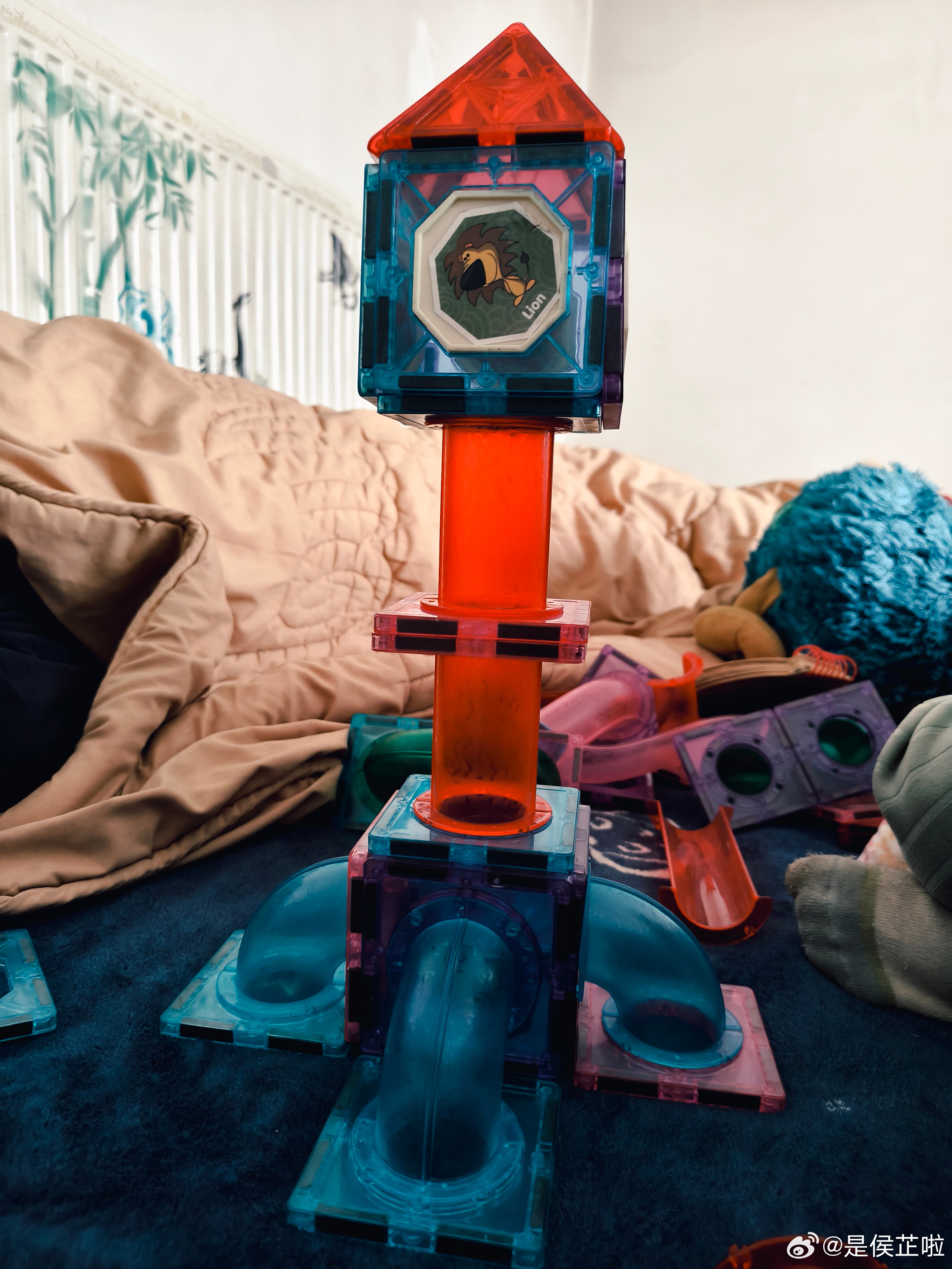 这个是昨天我们在待着孩子自己拼的按照说明书自己拼出来的孩子真得是很优秀啊要给孩子