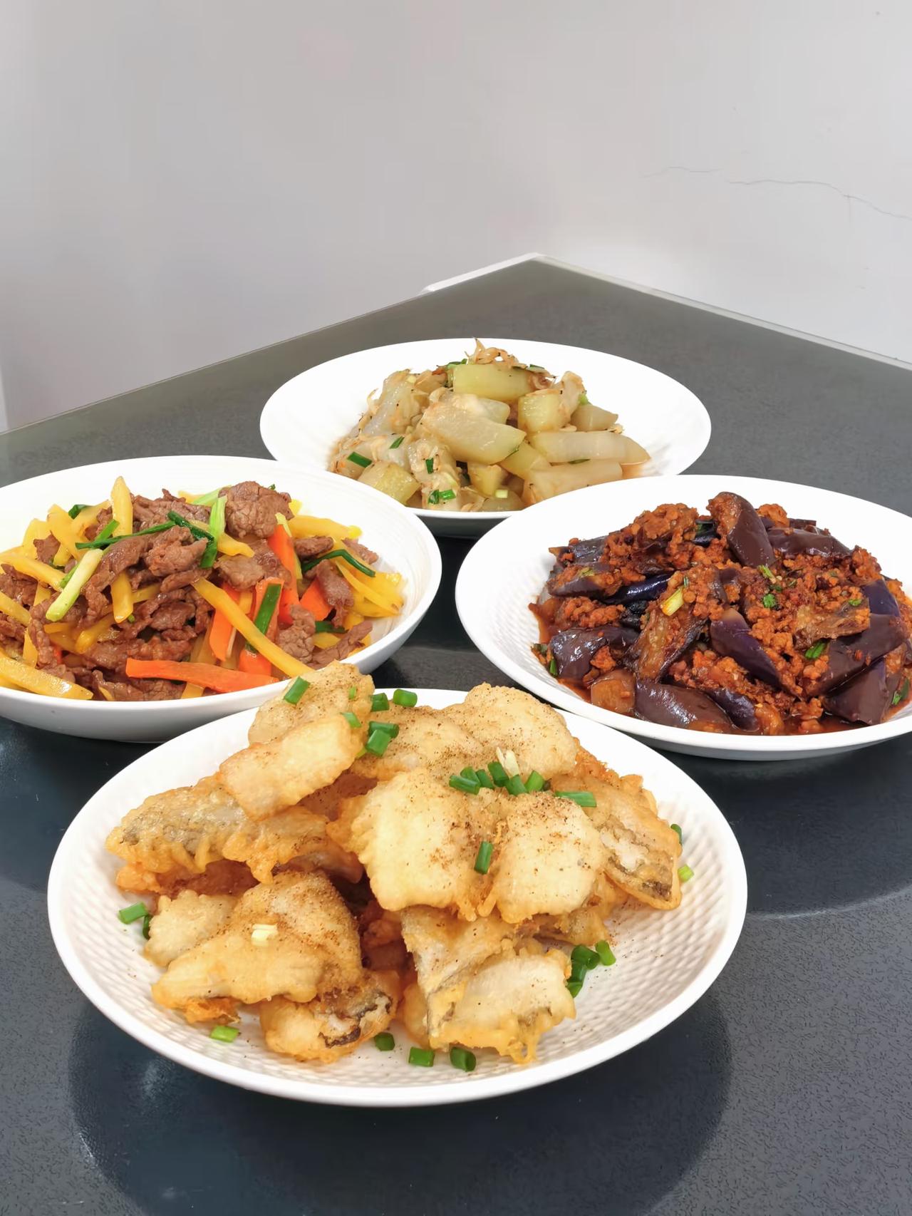你们都出去玩了？ 在家认真做顿饭也是挺好的