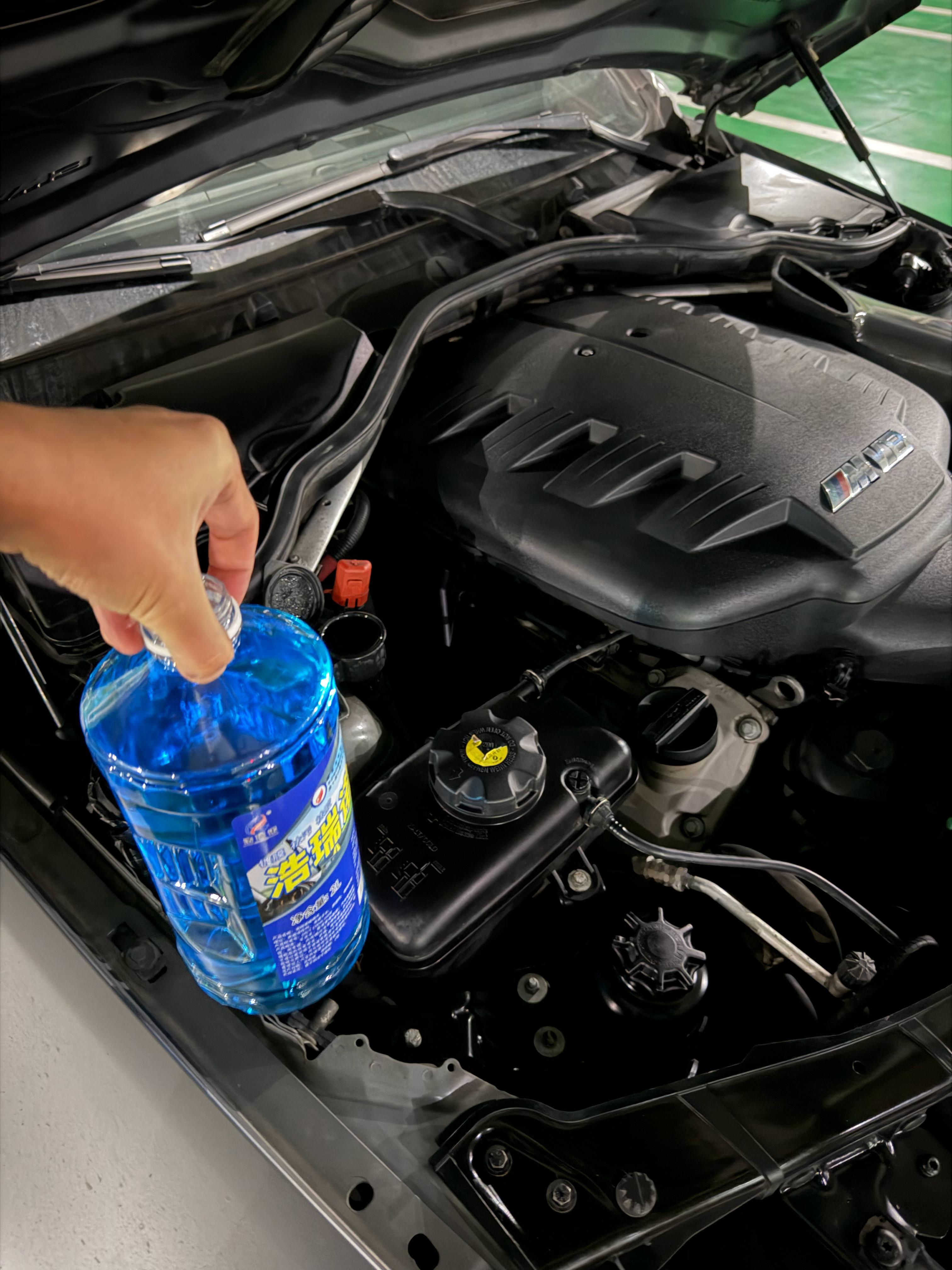 什么工作其实都是细节～保养之前我这车缺玻璃水，车保养取回来，我买了-25玻璃水，