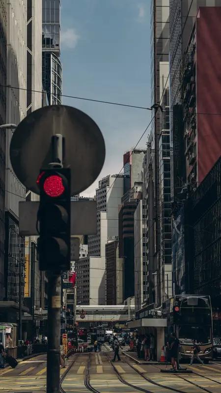 【香港在交通灯控制的行人过路处，行人必须遵守交通灯指示，如果未经合理解释而违反规